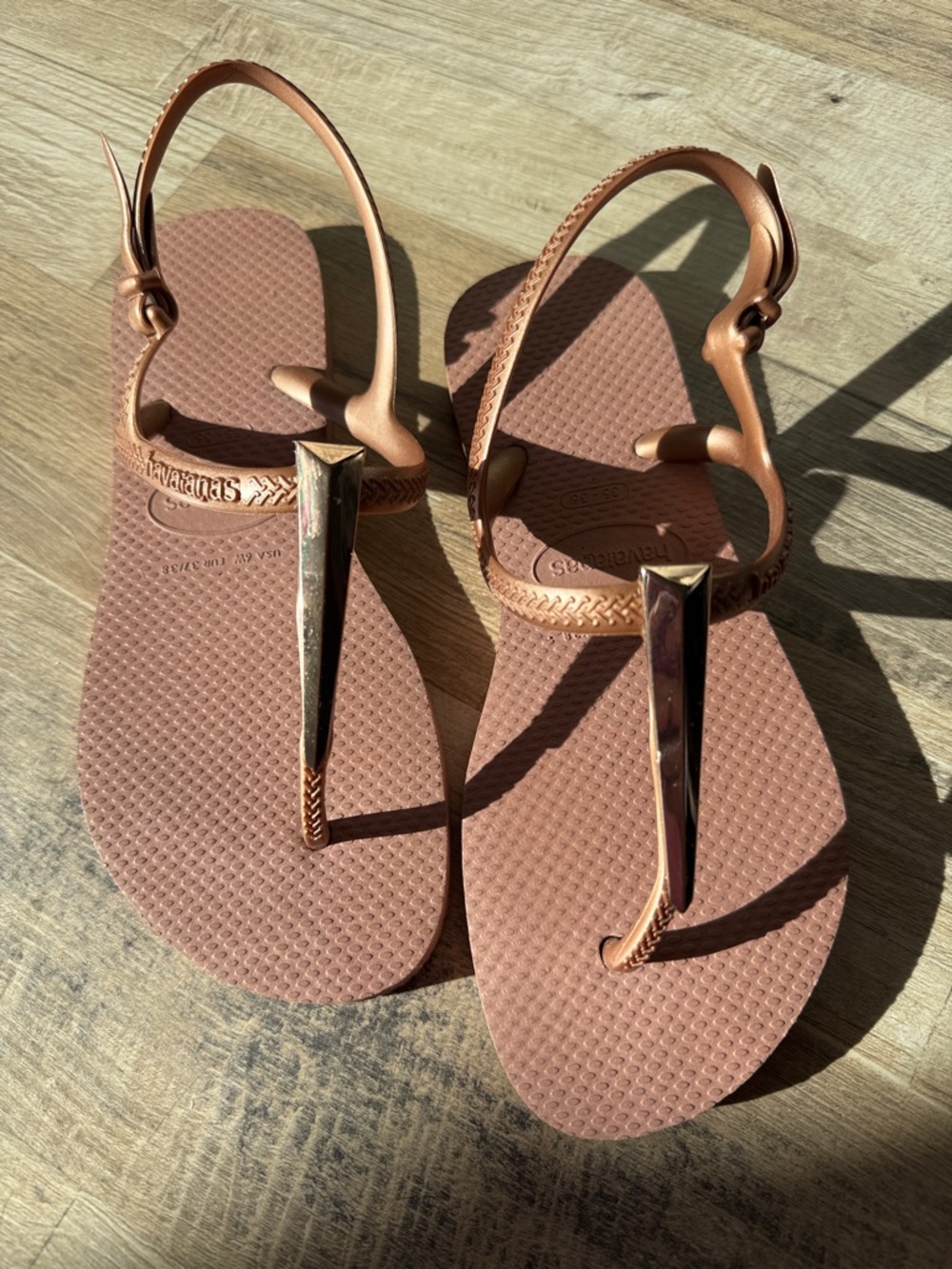 NWOT Havaianas Women's Rose Gold T-Strap Sandals